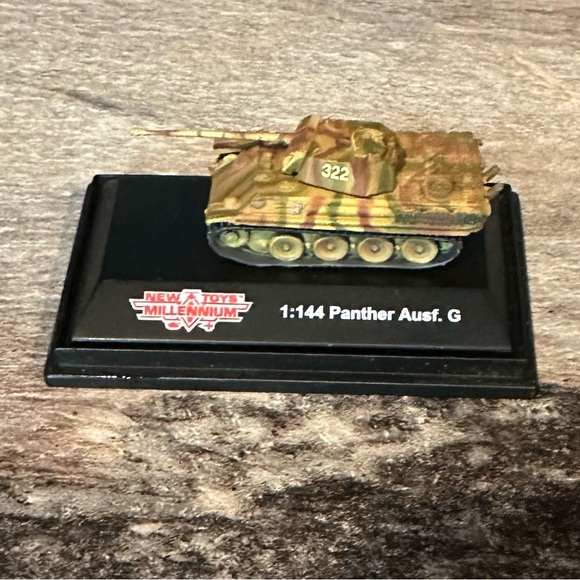 Millennium Toys Classic 1:144 Scale Tank Display, set of 4 one cracked displayed - Picture 3 of 7